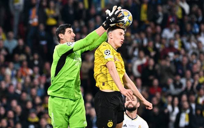 Fussball, Champions League Finale, Saison 2023 2024, Wembley Stadium London: Bor. Dortmund - Real Madrid; Nico Schlotterbeck (BVB), Thibaut Courtois (RMA). Aktion UEFA REGULATIONS PROHIBIT ANY USE OF PHOTOGRAPHS AS IMAGE SEQUENCES AND OR QUASI-VIDEO