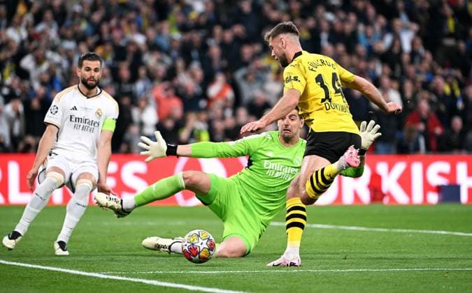 Fussball, Champions League Finale, Saison 2023 2024, Wembley Stadium London: Bor. Dortmund - Real Madrid; Niclas Füllkrug (BVB), Thibaut Courtois (RMA). Aktion UEFA REGULATIONS PROHIBIT ANY USE OF PHOTOGRAPHS AS IMAGE SEQUENCES AND OR QUASI-VIDEO