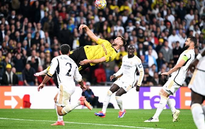 Fussball, Champions League Finale, Saison 2023 2024, Wembley Stadium London: Bor. Dortmund - Real Madrid; Niclas Füllkrug (BVB), Daniel Carvajal (RMA). Aktion UEFA REGULATIONS PROHIBIT ANY USE OF PHOTOGRAPHS AS IMAGE SEQUENCES AND OR QUASI-VIDEO