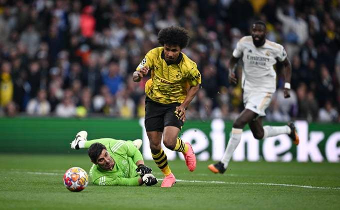 Fussball CHL FINALE 2023 2024 Finale in London 01.06.2024 Borussia Dortmund - Real Madrid Karim Adeyemi (Mitte, Borussia Dortmund) umkurvt Torwart Thibaut Courtois (li, Real Madrid)