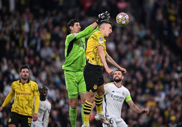 Fussball CHL FINALE 2023 2024 Finale in London 01.06.2024 Borussia Dortmund - Real Madrid Nico Schlotterbeck (re, Borussia Dortmund) gegen Torwart Thibaut Courtois (li, Real Madrid)