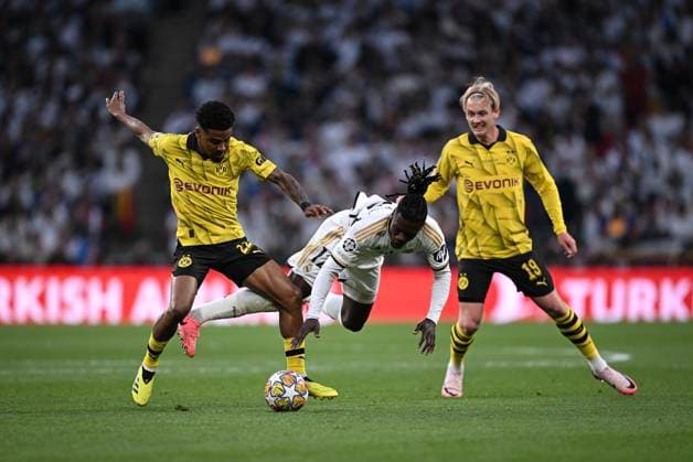 Fussball CHL FINALE 2023 2024 Finale in London 01.06.2024 Borussia Dortmund - Real Madrid Ian Maatsen (li, Borussia Dortmund) gegen Eduardo Camavinga (Mitte, Real Madrid) und Julian Brandt (re, Borussia Dortmund)