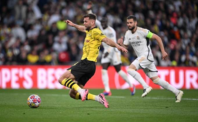 Fussball CHL FINALE 2023 2024 Finale in London 01.06.2024 Borussia Dortmund - Real Madrid Niclas Fuellkrug (li, Borussia Dortmund) gegen Nacho (re, Real Madrid)