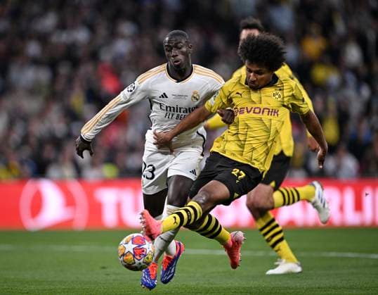 Fussball CHL FINALE 2023 2024 Finale in London 01.06.2024 Borussia Dortmund - Real Madrid Karim Adeyemi (re, Borussia Dortmund) gegen Ferland Mendy (li, Real Madrid)