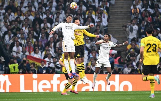 Fussball, Champions League Finale, Saison 2023 2024, Wembley Stadium London: Bor. Dortmund - Real Madrid; Jude Bellingham (RMA), Mats Hummels (BVB). Aktion UEFA REGULATIONS PROHIBIT ANY USE OF PHOTOGRAPHS AS IMAGE SEQUENCES AND OR QUASI-VIDEO