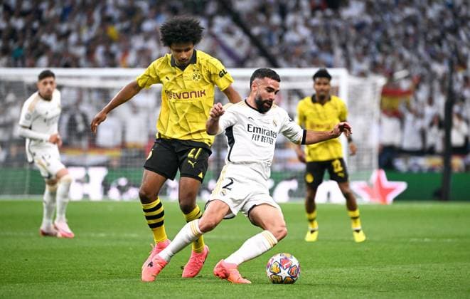 Fussball, Champions League Finale, Saison 2023 2024, Wembley Stadium London: Bor. Dortmund - Real Madrid; Daniel Carvajal (RMA), Karim Adeyemi (BVB). Aktion UEFA REGULATIONS PROHIBIT ANY USE OF PHOTOGRAPHS AS IMAGE SEQUENCES AND OR QUASI-VIDEO