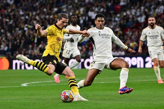Marcel Sabitzer 20 (Borussia Dortmund) im Zweikampf, Aktion, mit Jude Bellingham 5 ( Madrid ), Borussia Dortmund vs. Real Madrid, Fussball, Champions League, Finale, 01.06.2024 London London UK