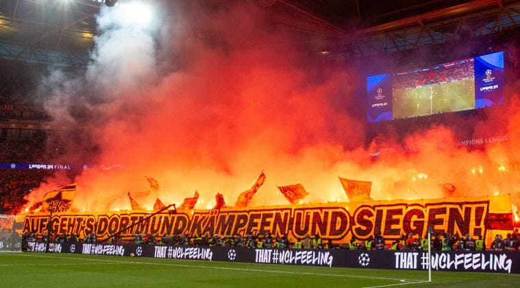 Sport Themen der Woche KW22 Sport Bilder des Tages Fussball, Herren, Saison 2023 2024, Champions League (Finale), Borussia Dortmund - Real Madrid, Fans des BVB Fans von brennen Feuerwerk ab, Auf gehts Dortmund - kämpfen und siegen, 01.06.2024, *** Football, Men, Season 2023 2024, Champions League Final , Borussia Dortmund Real Madrid, BVB fans burn down fireworks, Lets go Dortmund fight and win, 01 06 2024, Copyright: xSebastianxRäppold MatthiasxKochx