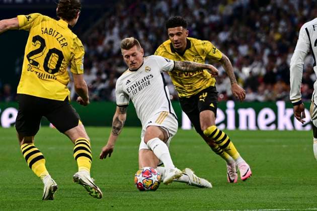Toni Kroos 8 ( Madrid ) im Zweikampf, Aktion, mit Jadon Sancho 10 (Borussia Dortmund), Borussia Dortmund vs. Real Madrid, Fussball, Champions League, Finale, 01.06.2024 London London UK