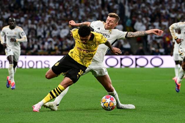 Jadon Sancho 10 (Borussia Dortmund) im Zweikampf, Aktion, mit Toni Kroos 8 ( Madrid ), Borussia Dortmund vs. Real Madrid, Fussball, Champions League, Finale, 01.06.2024 London London UK