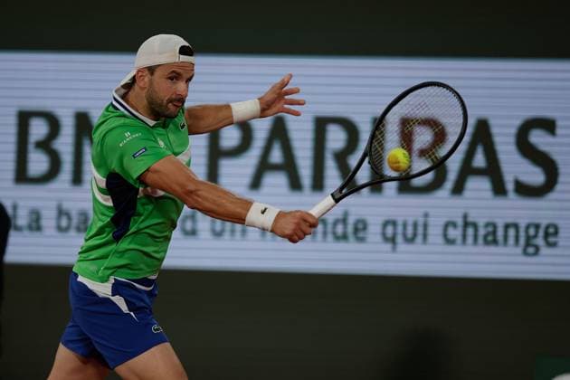 01.06.2024 Tennis, French Open 2024 Roland-Garros, FRA, Men™s Singles Court Philippe-Chatrier - THIRD ROUND Zizou Bergs (BEL) - Grigor Dimitrov (BUL) Bild: v. li. Grigor Dimitrov (BUL) spielt eine Rückhand. Copyright: HMBxMedia AntonioxBorga