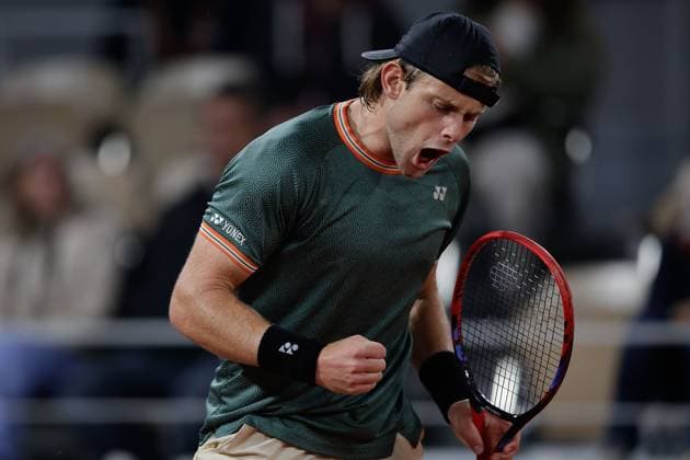 01.06.2024 Tennis, French Open 2024 Roland-Garros, FRA, Men™s Singles Court Philippe-Chatrier - THIRD ROUND Zizou Bergs (BEL) - Grigor Dimitrov (BUL) Bild: v. li. Zizou Bergs (BEL) jubelt Copyright: HMBxMedia AntonioxBorga