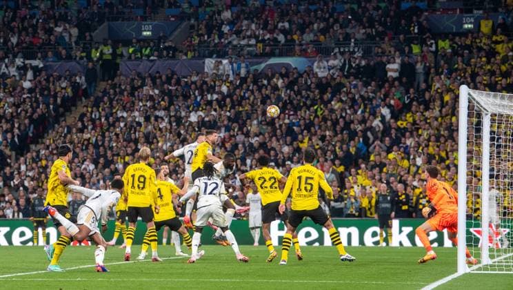 Fussball, Herren, Saison 2023 2024, Champions League (Finale), Borussia Dortmund - Real Madrid, Daniel Carvajal (2, Real Madrid) erzielt das Tor zum 1:0 gegen Torwart Gregor Kobel (Borussia Dortmund), 01.06.2024, Copyright: xSebastianxRäppold MatthiasxKochx