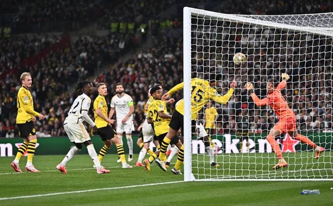 01.06.2024, xfux, Fussball UEFA Champions League Finale 2024, Borussia Dortmund - Real Madrid, emspor, v.l. Daniel Carvajal (Real Madrid), Gregor Knobel (Borussia Dortmund) Goal scored, erziehlt das Tor zum 1:0 Mats Hummels (Borussia Dortmund) versucht zu retten (DFL DFB REGULATIONS PROHIBIT ANY USE OF PHOTOGRAPHS as IMAGE SEQUENCES and or QUASI-VIDEO) London