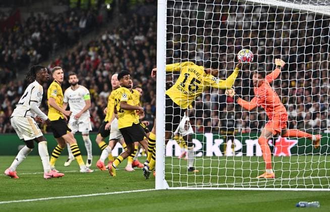 01.06.2024, xfux, Fussball UEFA Champions League Finale 2024, Borussia Dortmund - Real Madrid, emspor, v.l. Daniel Carvajal (Real Madrid), Gregor Knobel (Borussia Dortmund) Goal scored, erziehlt das Tor zum 1:0 Mats Hummels (Borussia Dortmund) versucht zu retten (DFL DFB REGULATIONS PROHIBIT ANY USE OF PHOTOGRAPHS as IMAGE SEQUENCES and or QUASI-VIDEO) London
