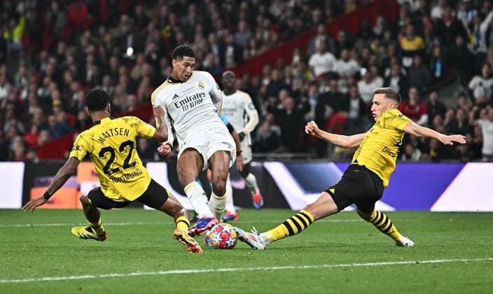 01.06.2024, xfux, Fussball UEFA Champions League Finale 2024, Borussia Dortmund - Real Madrid, emspor, v.l. Ian Maatsen (Borussia Dortmund), Jude Bellingham (Real Madrid), Nico Schlotterbeck (Borussia Dortmund) (DFL DFB REGULATIONS PROHIBIT ANY USE OF PHOTOGRAPHS as IMAGE SEQUENCES and or QUASI-VIDEO) London