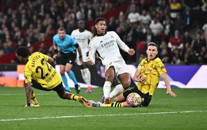 01.06.2024, xfux, Fussball UEFA Champions League Finale 2024, Borussia Dortmund - Real Madrid, emspor, v.l. Ian Maatsen (Borussia Dortmund), Jude Bellingham (Real Madrid), Nico Schlotterbeck (Borussia Dortmund) (DFL DFB REGULATIONS PROHIBIT ANY USE OF PHOTOGRAPHS as IMAGE SEQUENCES and or QUASI-VIDEO) London