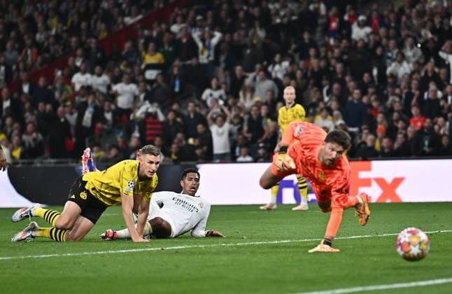 01.06.2024, xfux, Fussball UEFA Champions League Finale 2024, Borussia Dortmund - Real Madrid, emspor, v.l. Jude Bellingham (Real Madrid), Nico Schlotterbeck (Borussia Dortmund), Gregor Knobel (Borussia Dortmund) (DFL DFB REGULATIONS PROHIBIT ANY USE OF PHOTOGRAPHS as IMAGE SEQUENCES and or QUASI-VIDEO) London