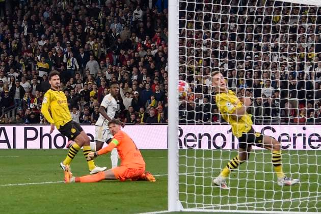 Gregor Kobel ( 1, Borussia Dortmund) kassiert das Tor zum 0:1, Torschuetze Torschütze Vinicius Junior ( 7, Real Madrid) 01.06.2024 Fussball, Champions League Finale, Borussia Dortmund vs Real Madrid, Stadion in Wembley, London, London Borough of Brent United Kingdom