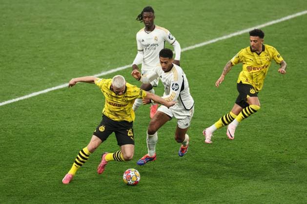 Julian Ryerson of Borussia Dortmund battles with Jude Bellingham of Real Madrid Borussia Dortmund v Real Madrid, UEFA Champions League, Final, Football, Wembley Stadium, London, UK - 01 June 2024 EDITORIAL USE ONLY No use with unauthorised audio, video, data, fixture lists, club league logos or live services. Online in-match use limited to 120 images, no video emulation. No use in betting, games or single club league player publications.  Copyright: xPaulxCurrie Shutterstockx 14516316co