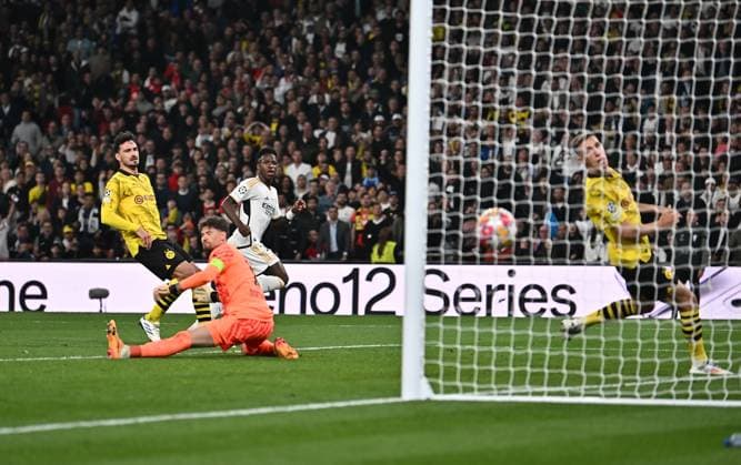 01.06.2024, xfux, Fussball UEFA Champions League Finale 2024, Borussia Dortmund - Real Madrid, emspor, v.l. Mats Hummels (Borussia Dortmund), Gregor Knobel (Borussia Dortmund), Vinicius Junior (Real Madrid), Nico Schlotterbeck (Borussia Dortmund) Goal scored, erziehlt das Tor zum 2:0 (DFL DFB REGULATIONS PROHIBIT ANY USE OF PHOTOGRAPHS as IMAGE SEQUENCES and or QUASI-VIDEO) London