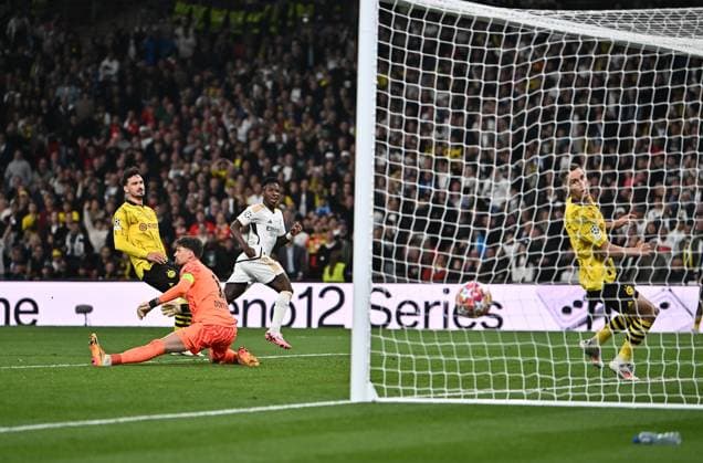 01.06.2024, xfux, Fussball UEFA Champions League Finale 2024, Borussia Dortmund - Real Madrid, emspor, v.l. Mats Hummels (Borussia Dortmund), Gregor Knobel (Borussia Dortmund), Vinicius Junior (Real Madrid), Nico Schlotterbeck (Borussia Dortmund) Goal scored, erziehlt das Tor zum 2:0 (DFL DFB REGULATIONS PROHIBIT ANY USE OF PHOTOGRAPHS as IMAGE SEQUENCES and or QUASI-VIDEO) London