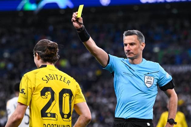 Slavko Vincic ( referee ) shows a yellow card to Marcel Sabitzer ( 20 - Borussia Dortmund ) during the Final Champions League match between Real Madrid CF and Borussia Dortmund at Wembley Stadium on June 01, 2024 in London , England. ( Photo by federico pestellini panoramic ) - FOOTBALL : Borussia Dortmund vs Real Madrid - Ligue des Champions - 01 06 2024 FedericoPestellini Panoramic 