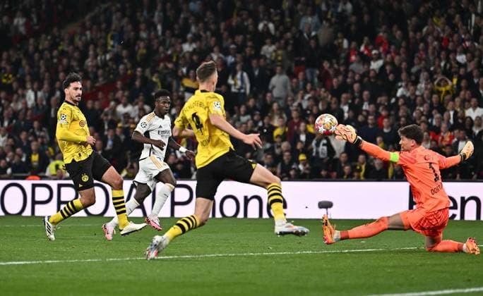 01.06.2024, xfux, Fussball UEFA Champions League Finale 2024, Borussia Dortmund - Real Madrid, emspor, v.l. Mats Hummels (Borussia Dortmund), Ramy Bensebaini (Borussia Dortmund), Vinicius Junior (Real Madrid), Gregor Knobel (Borussia Dortmund) Goal scored, erziehlt das Tor zum 2:0 (DFL DFB REGULATIONS PROHIBIT ANY USE OF PHOTOGRAPHS as IMAGE SEQUENCES and or QUASI-VIDEO) London