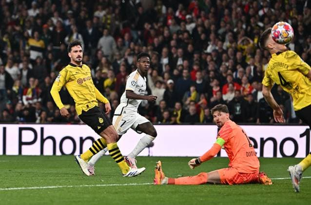 01.06.2024, xfux, Fussball UEFA Champions League Finale 2024, Borussia Dortmund - Real Madrid, emspor, v.l. Mats Hummels (Borussia Dortmund), Ramy Bensebaini (Borussia Dortmund), Vinicius Junior (Real Madrid), Gregor Knobel (Borussia Dortmund) Goal scored, erziehlt das Tor zum 2:0 (DFL DFB REGULATIONS PROHIBIT ANY USE OF PHOTOGRAPHS as IMAGE SEQUENCES and or QUASI-VIDEO) London