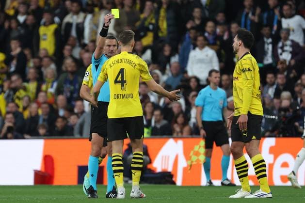 Slovenian referee Slavko Vincic (C) shows a yellow card to Dortmund s Nico Schlotterbeck (C-R) during the UEFA Champions League final soccer match between Borussia Dortmund and Real Madrid, in London, Britain, 01 June 2024. UEFA Champions League final - Borussia Dortmund vs Real Madrid !ACHTUNG: NUR REDAKTIONELLE NUTZUNG!  Copyright: xKikoxHuescax(es-ES)x GRAF2836 0492769960st