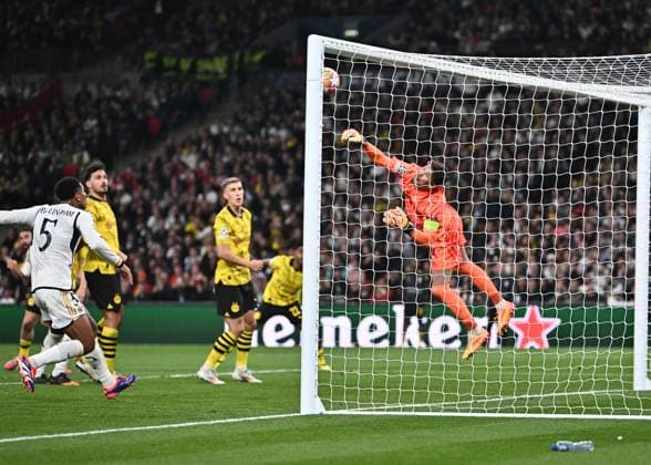 01.06.2024, xfux, Fussball UEFA Champions League Finale 2024, Borussia Dortmund - Real Madrid, emspor, v.l. Gregor Knobel (Borussia Dortmund) mit parade (DFL DFB REGULATIONS PROHIBIT ANY USE OF PHOTOGRAPHS as IMAGE SEQUENCES and or QUASI-VIDEO) London