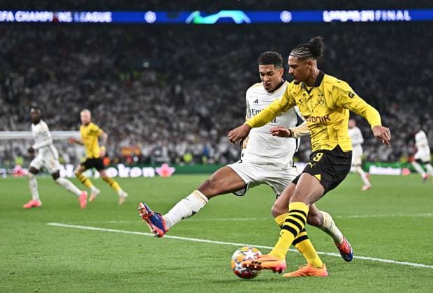 01.06.2024, xfux, Fussball UEFA Champions League Finale 2024, Borussia Dortmund - Real Madrid, emspor, v.l. Jude Bellingham (Real Madrid), Sebastien Haller (Borussia Dortmund) (DFL DFB REGULATIONS PROHIBIT ANY USE OF PHOTOGRAPHS as IMAGE SEQUENCES and or QUASI-VIDEO) London