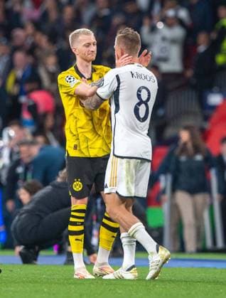Bilder des Jahres 2024, Sport 06 Juni Sport Themen der Woche KW22 Sport Bilder des Tages Fussball, Herren, Saison 2023 2024, Champions League (Finale), Borussia Dortmund - Real Madrid, v.l Marco Reus (Borussia Dortmund) , Toni Kroos (Real Madrid) nach Abpifff 01.06.2024, *** Football, Men, Season 2023 2024, Champions League Final , Borussia Dortmund Real Madrid, v l Marco Reus Borussia Dortmund , Toni Kroos Real Madrid after final 01 06 2024, Copyright: xSebastianxRäppold MatthiasxKochx