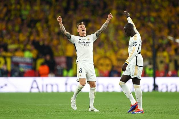 Toni Kroos of Real Madrid leaves the pitch to an ovation from supporters Borussia Dortmund v Real Madrid, UEFA Champions League, Final, Football, Wembley Stadium, London, UK - 01 June 2024 EDITORIAL USE ONLY No use with unauthorised audio, video, data, fixture lists, club league logos or live services. Online in-match use limited to 120 images, no video emulation. No use in betting, games or single club league player publications. Copyright: xKieranxMcManus Shutterstockx 14516313cr