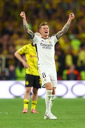 Toni Kroos of Real Madrid leaves the pitch to an ovation from supporters Borussia Dortmund v Real Madrid, UEFA Champions League, Final, Football, Wembley Stadium, London, UK - 01 June 2024 EDITORIAL USE ONLY No use with unauthorised audio, video, data, fixture lists, club league logos or live services. Online in-match use limited to 120 images, no video emulation. No use in betting, games or single club league player publications. Copyright: xKieranxMcManus Shutterstockx 14516313cn