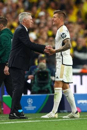 Toni Kroos of Real Madrid leaves the pitch to an ovation from supporters Borussia Dortmund v Real Madrid, UEFA Champions League, Final, Football, Wembley Stadium, London, UK - 01 June 2024 EDITORIAL USE ONLY No use with unauthorised audio, video, data, fixture lists, club league logos or live services. Online in-match use limited to 120 images, no video emulation. No use in betting, games or single club league player publications. Copyright: xKieranxMcManus Shutterstockx 14516313co