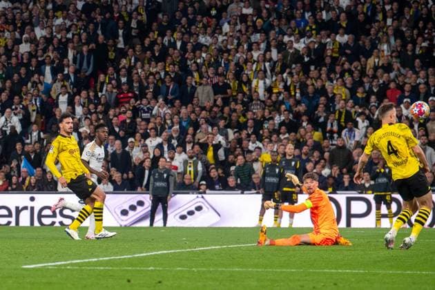Fussball, Herren, Saison 2023 2024, Champions League (Finale), Borussia Dortmund - Real Madrid, v.l. Mats Hummels (Borussia Dortmund), Vinicius Junior (Real Madrid) erzielt das Tor zum 2:0 gegen Torwart Gregor Kobel (Borussia Dortmund) und Nico Schlotterbeck (Borussia Dortmund), 01.06.2024, Copyright: xSebastianxRäppold MatthiasxKochx