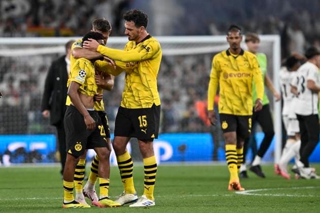 Ian Maatsen ( 22, Borussia Dortmund) Niclas Füllkrug Fuellkrug ( 14, Borussia Dortmund) Mats Hummels ( 15, Borussia Dortmund) unzufrieden enttäuscht enttaeuscht niedergeschlagen frustriert, nach Spielende 01.06.2024 Fussball, Champions League Finale, Borussia Dortmund vs Real Madrid, Stadion in Wembley, London, London Borough of Brent United Kingdom