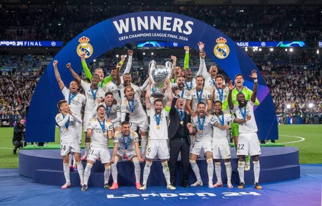 Fussball, Herren, Saison 2023 2024, Champions League (Finale), Borussia Dortmund - Real Madrid, Siegerfoto Madrid, Nacho Fernandez (Real Madrid) mit Pokal, 01.06.2024, Copyright: xSebastianxRäppold MatthiasxKochx