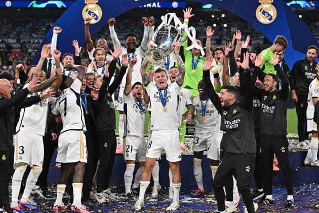 01.06.2024, xfux, Fussball UEFA Champions League Finale 2024, Borussia Dortmund - Real Madrid, emspor, v.l. Toni Kroos (Real Madrid) mit dem Pokal jubeln jubelt nach Spielende celebrate at the end of the match. (DFL DFB REGULATIONS PROHIBIT ANY USE OF PHOTOGRAPHS as IMAGE SEQUENCES and or QUASI-VIDEO) London