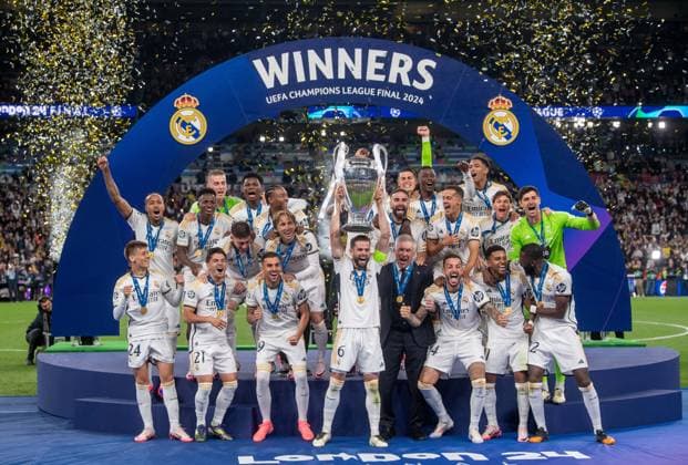Fussball, Herren, Saison 2023 2024, Champions League (Finale), Borussia Dortmund - Real Madrid, Siegerfoto Madrid, Nacho Fernandez (Real Madrid) mit Pokal, 01.06.2024, Copyright: xSebastianxRäppold MatthiasxKochx