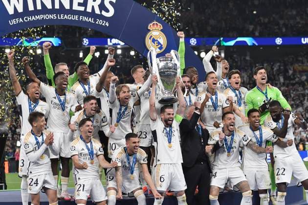 Siegerehrung Schlussjubel Schlußjubel Emotion Freude der Mannschaft von Real Madrid, Nacho ( 6, Real Madrid) streckt den Pokal hoch 01.06.2024 Fussball, Champions League Finale, Borussia Dortmund vs Real Madrid, Stadion in Wembley, London, London Borough of Brent United Kingdom