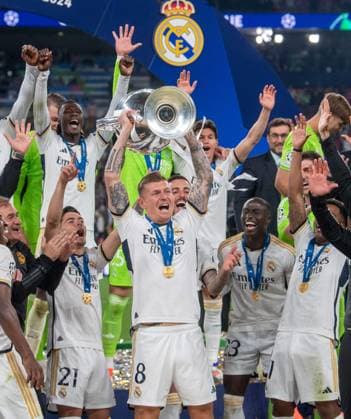 Fussball, Herren, Saison 2023 2024, Champions League (Finale), Borussia Dortmund - Real Madrid, Siegerfoto Madrid, Toni Kroos (Real Madrid) mit Pokal, 01.06.2024, Copyright: xSebastianxRäppold MatthiasxKochx