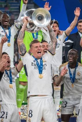 Fussball, Herren, Saison 2023 2024, Champions League (Finale), Borussia Dortmund - Real Madrid, Siegerfoto Madrid, Toni Kroos (Real Madrid) mit Pokal, 01.06.2024, Copyright: xSebastianxRäppold MatthiasxKochx