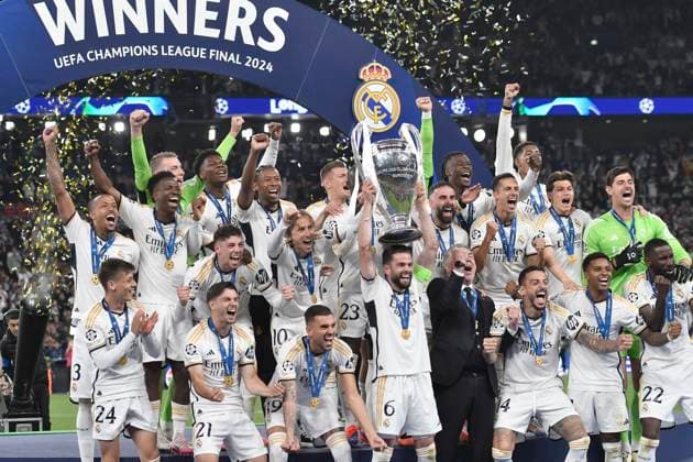 Siegerehrung Schlussjubel Schlußjubel Emotion Freude der Mannschaft von Real Madrid, Nacho ( 6, Real Madrid) streckt den Pokal hoch 01.06.2024 Fussball, Champions League Finale, Borussia Dortmund vs Real Madrid, Stadion in Wembley, London, London Borough of Brent United Kingdom