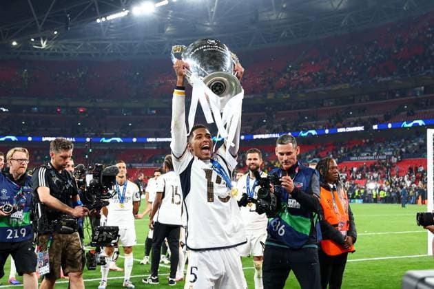 Jude Bellingham of Real Madrid with the Champions League trophy in front of the fans Borussia Dortmund v Real Madrid, UEFA Champions League, Final, Football, Wembley Stadium, London, UK - 01 June 2024 EDITORIAL USE ONLY No use with unauthorised audio, video, data, fixture lists, club league logos or live services. Online in-match use limited to 120 images, no video emulation. No use in betting, games or single club league player publications.  Copyright: xKieranxMcManus Shutterstockx 14516313dg