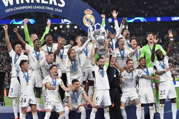 Siegerehrung Schlussjubel Schlußjubel Emotion Freude der Mannschaft von Real Madrid, Nacho ( 6, Real Madrid) streckt den Pokal hoch 01.06.2024 Fussball, Champions League Finale, Borussia Dortmund vs Real Madrid, Stadion in Wembley, London, London Borough of Brent United Kingdom