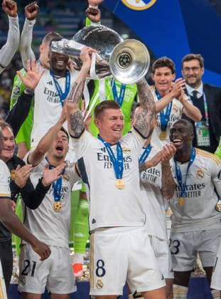 Fussball, Herren, Saison 2023 2024, Champions League (Finale), Borussia Dortmund - Real Madrid, Siegerfoto Madrid, Toni Kroos (Real Madrid) mit Pokal, 01.06.2024, Copyright: xSebastianxRäppold MatthiasxKochx