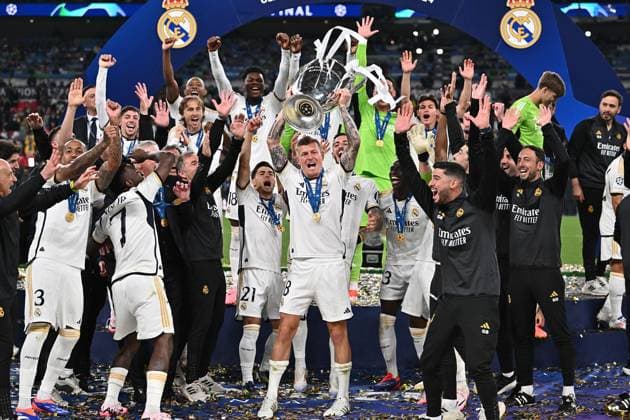 01.06.2024, xfux, Fussball UEFA Champions League Finale 2024, Borussia Dortmund - Real Madrid, emspor, v.l. Toni Kroos (Real Madrid) und team jubeln jubelt nach Spielende celebrate at the end of the match. mit champions league pokal (DFL DFB REGULATIONS PROHIBIT ANY USE OF PHOTOGRAPHS as IMAGE SEQUENCES and or QUASI-VIDEO) London
