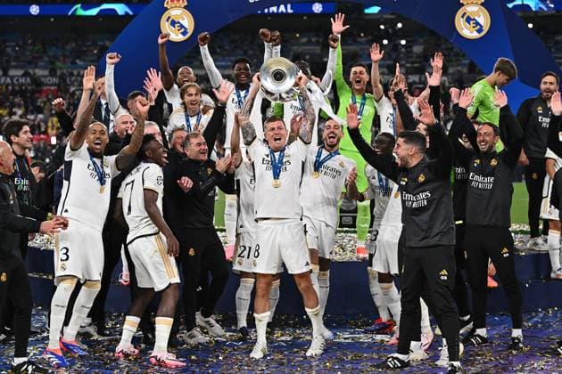 01.06.2024, xfux, Fussball UEFA Champions League Finale 2024, Borussia Dortmund - Real Madrid, emspor, v.l. Toni Kroos (Real Madrid) und team jubeln jubelt nach Spielende celebrate at the end of the match. mit champions league pokal (DFL DFB REGULATIONS PROHIBIT ANY USE OF PHOTOGRAPHS as IMAGE SEQUENCES and or QUASI-VIDEO) London